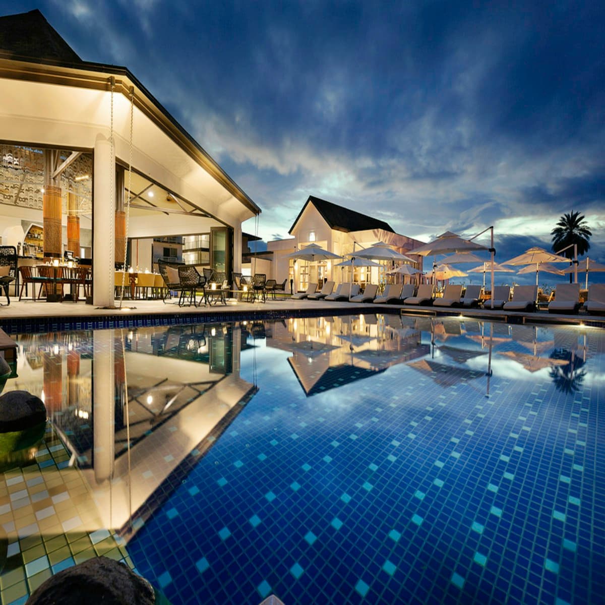 Otel wellness havuzu ve dinlenme alanı